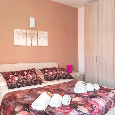 A 2 Passi Da Alba With 6 Beds * Rodello