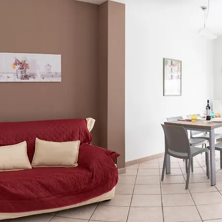 Апартаменты A 2 Passi Da Alba With 6 Beds